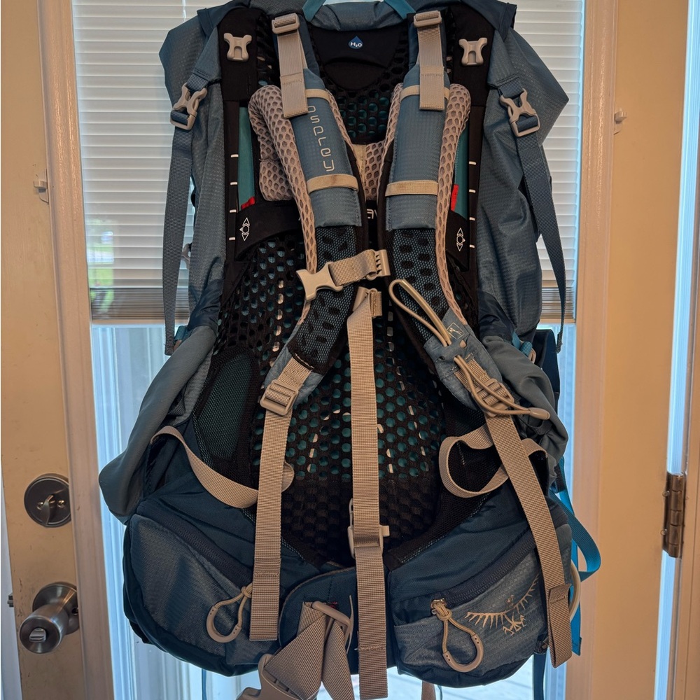 Osprey Woman’s Ariel 65L Hiking Backpack - Picture 3 of 6